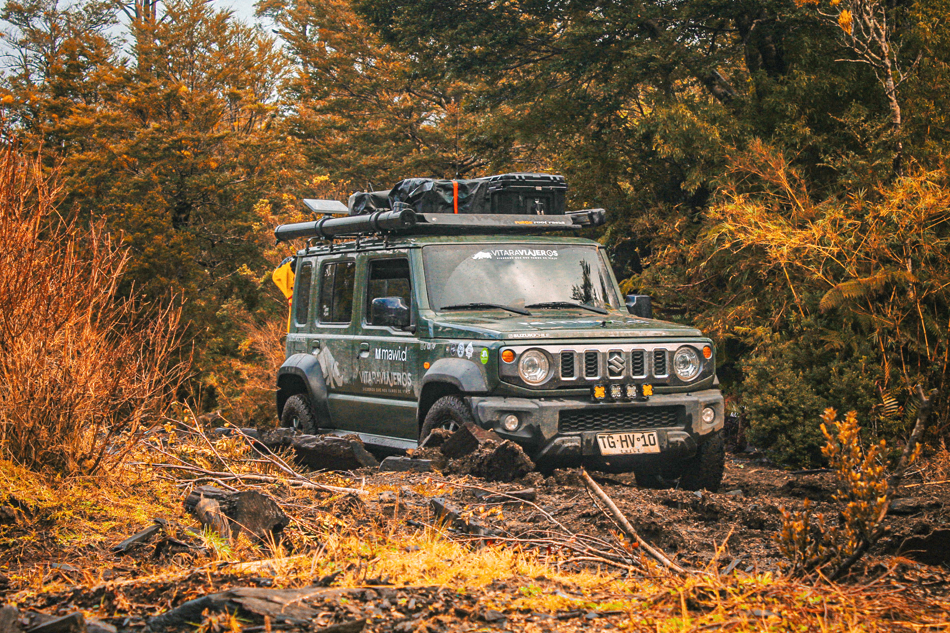 Jimny y explorador en la naturaleza